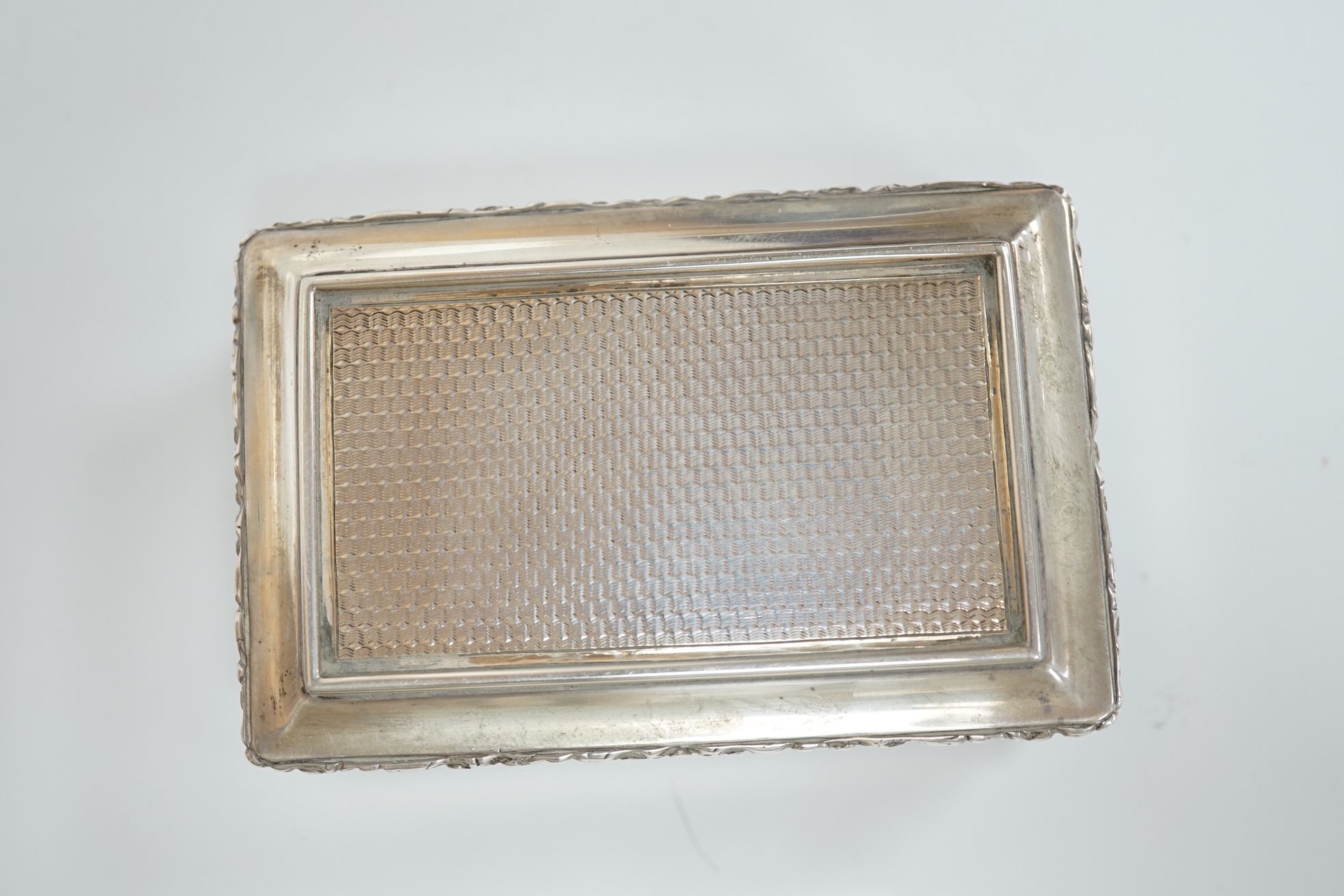 A George IV silver rectangular table snuff box, by Edward Stammers, Birmingham, 1827, 86mm, weight 159 grams. Condition - good.